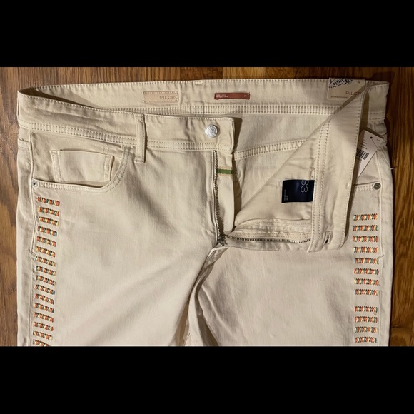 Pilcro NWT Ivory Multi Color-Accented Slim Boyfriend Jeans in 33 - Picture 9 of 14